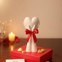 Vaso cuore racchiuso tra le mani 