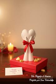 Vaso cuore racchiuso tra le mani 