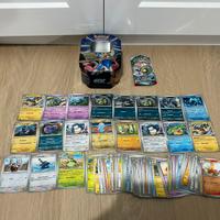 82 carte Pokémon originali + tin da collezione