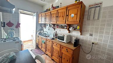 Intero arredo cucina in legno di pino russo
