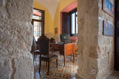 Trani centralissimo ufficio / studio 90 mq