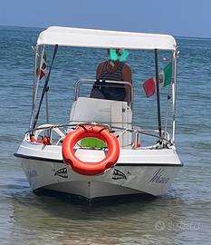 Barca autosvuotante 5 m con motore Suzuki 40cv