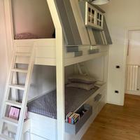 letto a castello artigianale a forma di casa