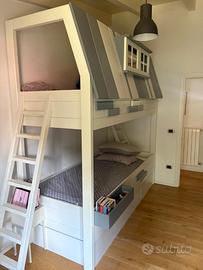letto a castello artigianale a forma di casa