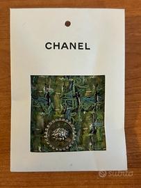 bottone originale Chanel con campione in tessuto