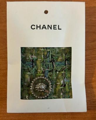 bottone originale Chanel con campione in tessuto