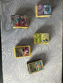 Lotto 380 carte Pokemon+Album+Portacarte e Sleeves