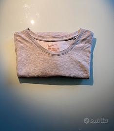 T-shirt Nike in cotone grigio melange con swoosh.