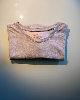 T-shirt Nike in cotone grigio melange con swoosh.