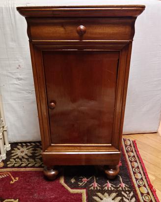 comodino classico in legno 