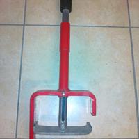 Antifurto blocca pedali per auto