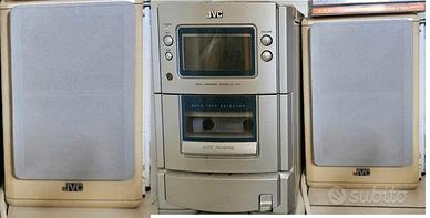 Impianto hifi JVC dotato di radio, lettore cd.