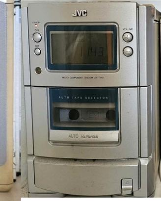 Impianto hifi JVC dotato di radio, lettore cd.