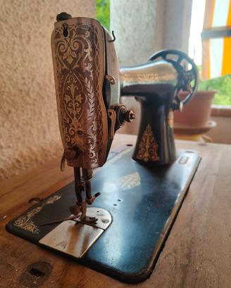 Macchina da cucire d'epoca SINGER del 1930 