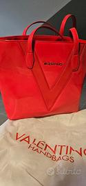 borsa valentino rosso fuoco lucida moda chic