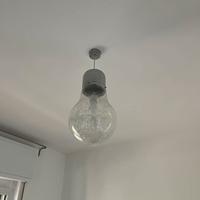 Lampadario a forma di lampadina gigante