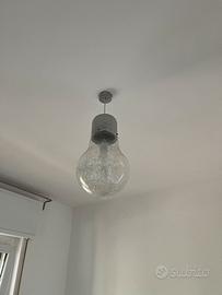 Lampadario a forma di lampadina gigante