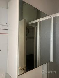 Armadio con specchio porta oggetti