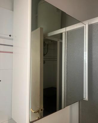 Armadio con specchio porta oggetti