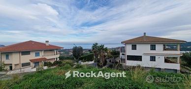 CONTESTO RESIDENZIALE DI SOLE VILLE CON SPLENDIDA