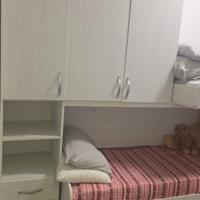 Cameretta tavolo sedie armadio