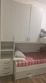 Cameretta tavolo sedie armadio