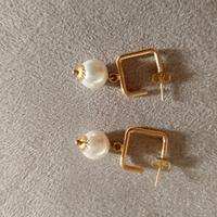 Orecchini dorati perno e farfallina con pendente 