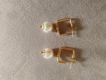 Orecchini dorati perno e farfallina con pendente 