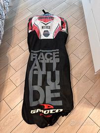 Tuta Gimoto in canguro