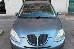Lancia Ypsilon 1.3 MJT 75 CV Versus