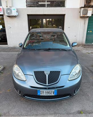 Lancia Ypsilon 1.3 MJT 75 CV Versus
