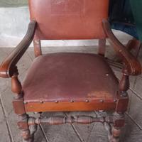 Poltroncina antica neorinascimentale con stemma de
