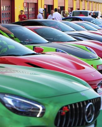 Giro in pista con le supercar. Trattamento VIP