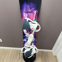 Tavola snowboard capita con attacchi