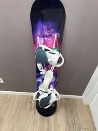 Tavola snowboard capita con attacchi