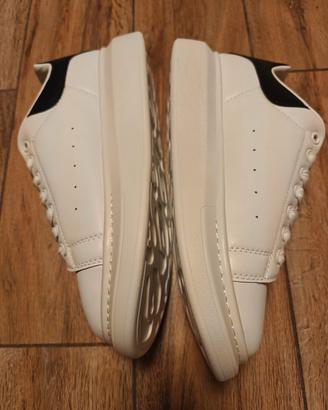 Alexander McQueen sneakers

bianche e nere