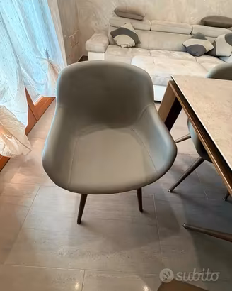 Tavolo sedie Calligaris parete attrezzata e letto 