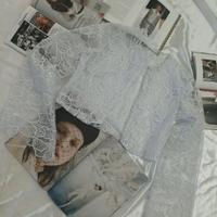 Giacca bianca in pizzo con maniche svasate