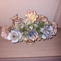 composizione di fiori in ceramica 