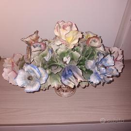 composizione di fiori in ceramica 