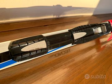 Sci da fondo con scarpe e attacchi