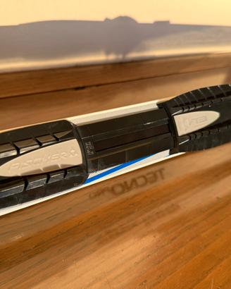 Sci da fondo con scarpe e attacchi