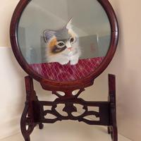 Soprammobile cinese Gattino in legno, vetro e seta