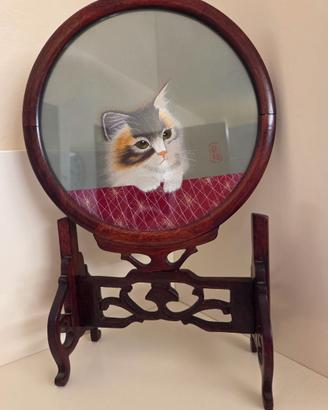 Soprammobile cinese Gattino in legno, vetro e seta