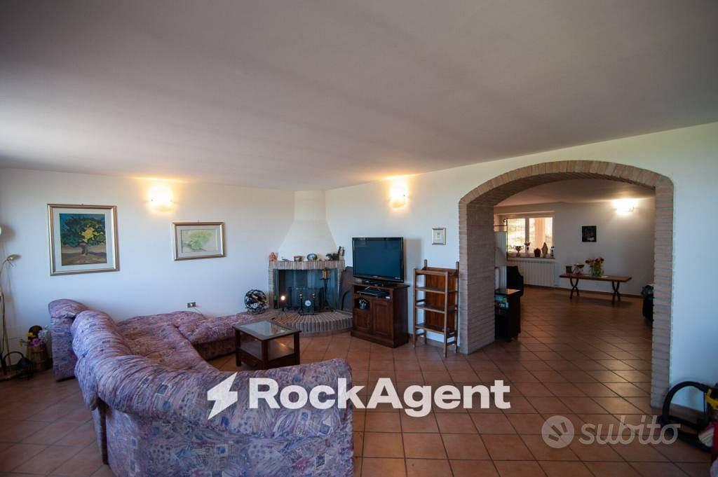 Rustico / Casale di 370 m² con 5 locali e box auto - Vista 3