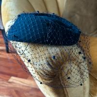 Cappello con veletta nero di feltro di lana