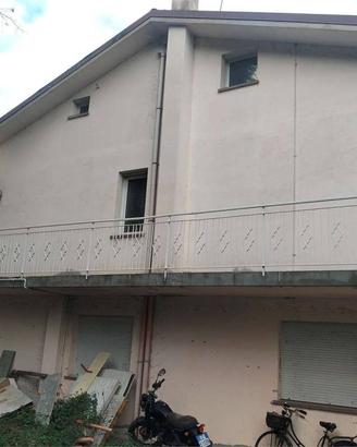 Villa di 115 m² con 5 locali e posto auto a Montef