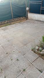 mattonelle in cemento con ciottoli 