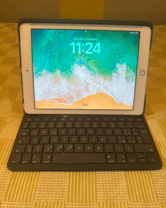 Pad 6ª generazione 32 GB Wi‑Fi con cover Logitech 
