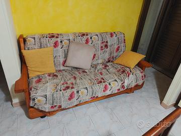 75€trattabili. divano letto matrimoniale in legno 